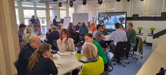 In kleinen Gruppen entwickeln die Teilnehmerinnen und Teilnehmer des Workshops Ideen für die Bildungsstrategie und eine gemeinsame Bildungslandschaft. Foto: Landkreis Harburg