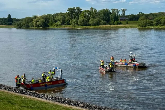 Rettungskräfte durchsuchen mit Booten die Elbe bei Winsen. Foto: Hamann