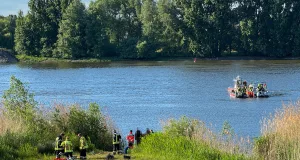 Großeinsatz am Elbufer: Zahlreiche Rettungskräfte waren vor Ort. Foto: Hamann