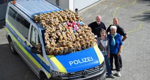 Gemeinsam für Kinder in Not: Dirk Poppinga (v.l.), Ulrike Münstermann, Dr. Anne Buhr und Thomas Meyn bei der Teddy-Übergabe. Foto: Polizei