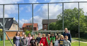 Sandra Söder (Projektleiterin, Gemeinde Stelle), Kinder des Klassenrates aus der 4c der Grundschule Fliegenberg, Herr Husmann (Firma Eurogreen GmbH) und Schüler der Grundschule. Foto: Rudloff