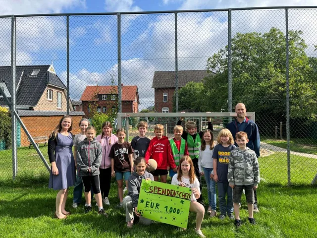 Sandra Söder (Projektleiterin, Gemeinde Stelle), Kinder des Klassenrates aus der 4c der Grundschule Fliegenberg, Herr Husmann (Firma Eurogreen GmbH) und Schüler der Grundschule. Foto: Rudloff