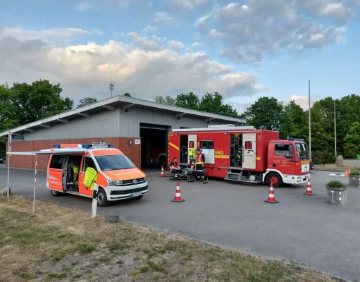 Feuerwehrleute aus Stelle und Ashausen arbeiten bei der Übung Hand in Hand. Foto: Feuerwehr Ashausen