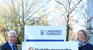 Bildungsmanagerin Andrea Paschke und Landrat Rainer Rempe rufen zur Teilnahme an der Praktikumswoche auf. Foto: Landkreis Harburg