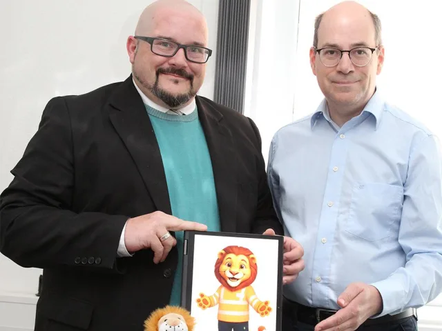 Lutz Erlach (links) und Jörg Klenner stellen Knut, den neuen digitalen Mitarbeiter der Abfallwirtschaft, vor. Foto: Landkreis Harburg