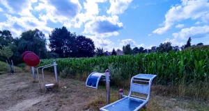 Sportgeräte in Fliegenberg laden zum Outdoortraining ein. Foto: Grösch