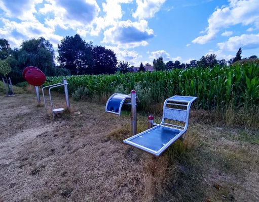 Sportgeräte in Fliegenberg laden zum Outdoortraining ein. Foto: Grösch