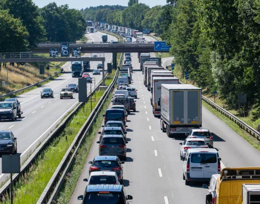 Nichts geht mehr: Stau auf der Autobahn. Symbolfoto: JOTO