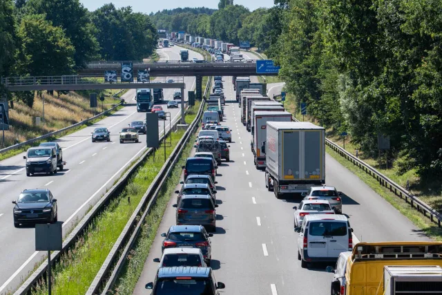 Nichts geht mehr: Stau auf der Autobahn. Symbolfoto: JOTO Nichts geht mehr: Stau auf der Autobahn. Symbolfoto: JOTO