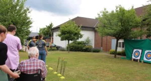 Die Bewohner schauten beim Bogensport zu. Foto: SK Stelle