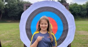 Emma Rollke freut sich über den Sieg. Foto: SK Stelle