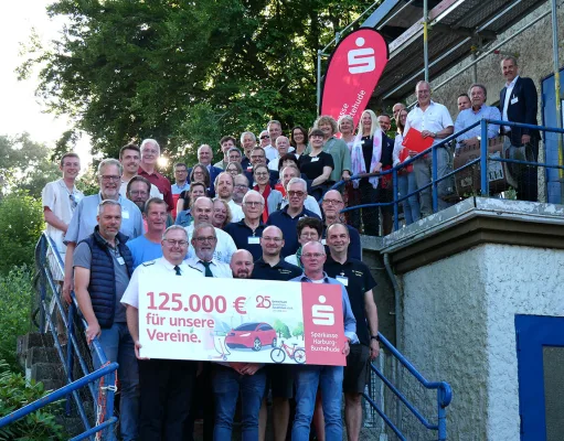 Gemeinsam für eine nachhaltige Zukunft: Sparkassen-Vorstand Andreas Sommer (oben rechts) übergab die Jubiläumsspende der Sparkasse Harburg-Buxtehude an 31 Vereine und Organisation aus der Region. Foto: ein