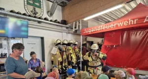 Brandschutzerziehung: Feuerwehr Ashausen zeigt Kindern die Atemschutzausrüstung. Foto: Feuerwehr Ashausen