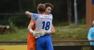 Einer der Matchwinner beim MTV. Keeper Malte Engel, der beim entscheidenden Elfershoot-Out gleich den ersten Versuch parieren konnte. Hier im Jubel mit Marvin Bodenstein. Foto: Luhdorf-Roydorf