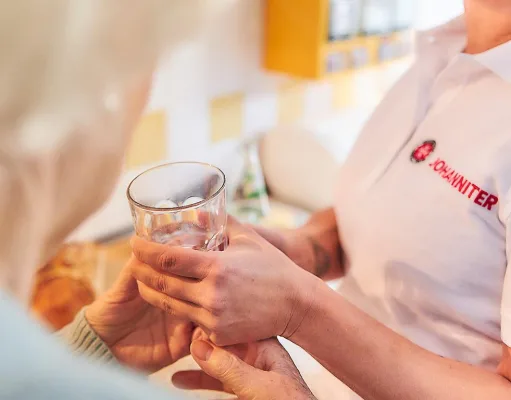 Johanniter-Pflegekräfte geben wichtige Tipps für den Sommer. Foto: Johanniter