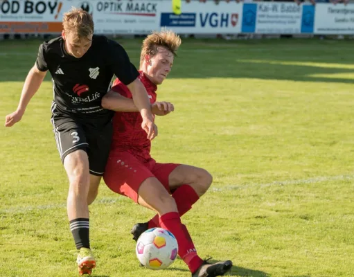 Egestorfs Bennet Dolle (li.) und Scharmbecks Marvin Bork (re.) im direkten Duell. Foto: HOWE