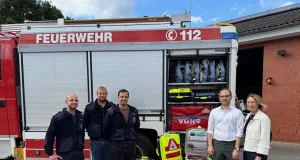 Die neuen Rettungsrucksäcke verbessern die medizinische Erstversorgung der Feuerwehr Stelle: v.l.n.r.: Pascal Arndt (Ortsbrandmeister Stelle), Arne Rulfs und Rico Hassler (Vorstand Förderverein), Jan-Christof und Christa Jeromin. Foto: Rumpelt
