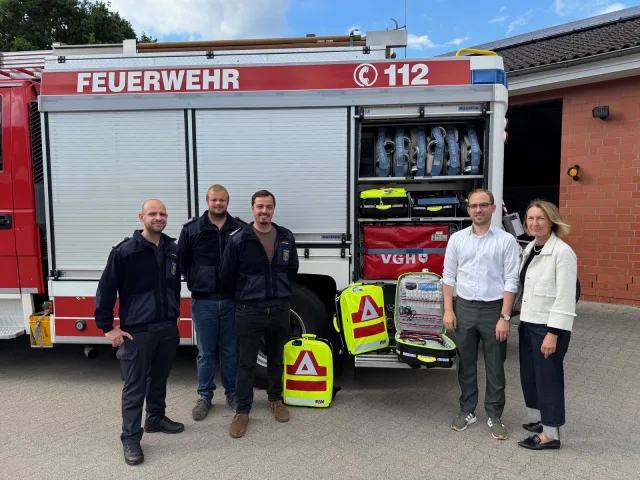Die neuen Rettungsrucksäcke verbessern die medizinische Erstversorgung der Feuerwehr Stelle: v.l.n.r.: Pascal Arndt (Ortsbrandmeister Stelle), Arne Rulfs und Rico Hassler (Vorstand Förderverein), Jan-Christof und Christa Jeromin. Foto: Rumpelt