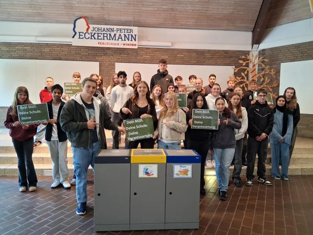 Die Schüler setzen ein Zeichen für mehr Umweltschutz. Foto: Peter-Eckermann-Realschule