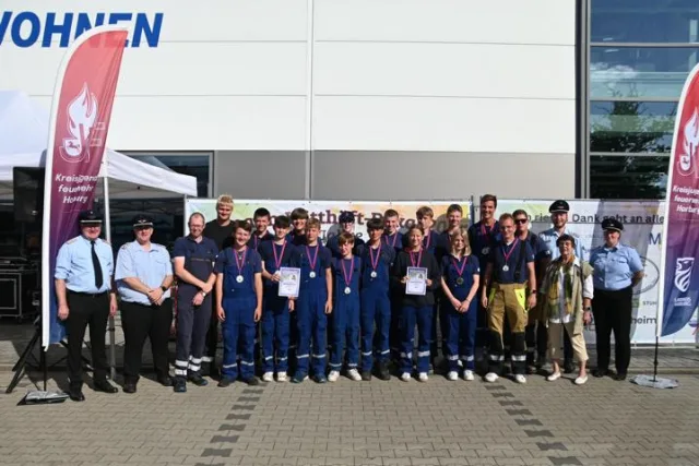 Die Siegergruppen der JF Fliegenberg-Rosenweide mit Kreisbrandmeister Jörn Petersen (links), stellv. Landrätin Christa Beyer (2.v.r.) und Kreisjugendwart Eike Rothe (3.v.r.). Foto: Wille