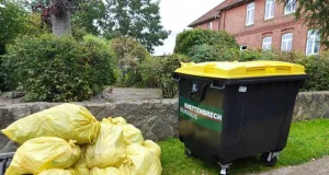 In der Gemeinde Stelle stapeln sich die gelben Säcke. Foto- Grösch