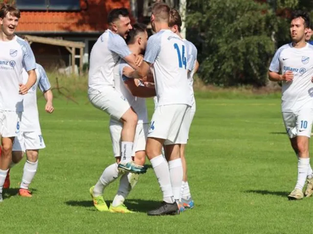 Großer Jubel beim MTV - mittendrin Siegtorschütze Sascha Krause. Foto: Luhdorf/Fußball