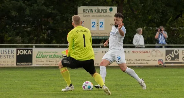 Leo Clauer überwindet Holvedes starken Schlussmann Mark Sievers und trifft zum zwischenzeitlichen 2:1. Foto: Ingo Howe
