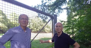 Die Ratsherren Schorsch Meyn und Bernd Henke am Mühlenbach. Foto: SPD, Adamczak