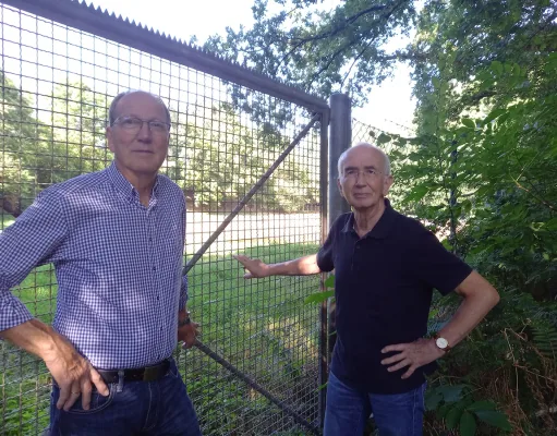 Die Ratsherren Schorsch Meyn und Bernd Henke am Mühlenbach. Foto: SPD, Adamczak