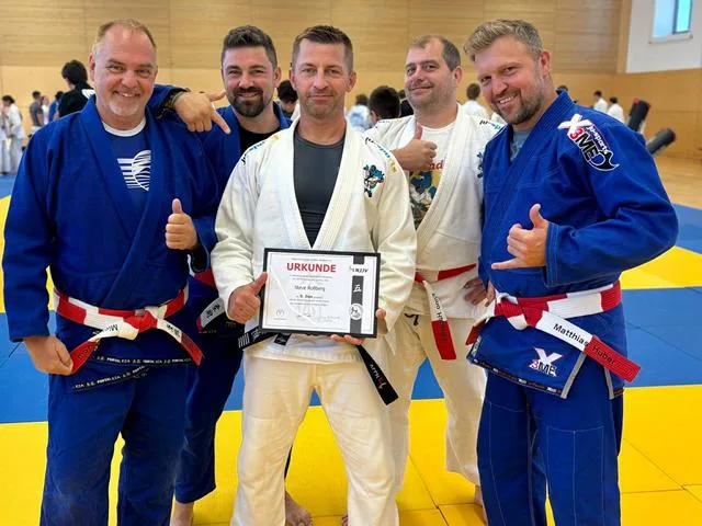 Steve Roßberg erhält zwei Auszeichnungen vom Deutschen Ju-Jutsu Verband. Foto: Steve Roßberg Steve Roßberg erhält zwei Auszeichnungen vom Deutschen Ju-Jutsu Verband. Foto: Steve Roßberg
