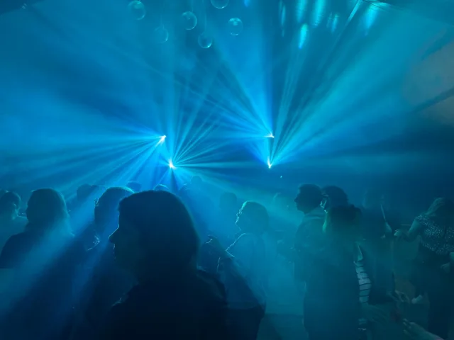 Die Zeltdisco eröffnet das diesjährige Schützenfest in Ashausen. Foto: Grösch