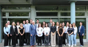 Landrat Rainer Rempe mit den neuen Auszubildenden im Kreishaus. Landkreis Harburg