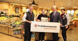 Gemeinsam ziehen (von links) Jonas Meyer, Kassandra Brandt, Landrat Rainer Rempe und Houda El-Soukie eine positive Bilanz der Praktikumswoche im Landkreis Harburg. Foto: Landkreis Harburg