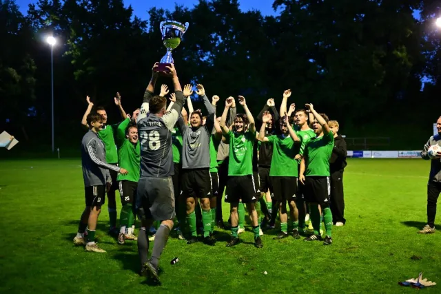 Großer Jubel über den ersten Titel der Saison - die SG ist Supercup-Sieger im Landkreis Harburg. Foto: Der Sportfotograf