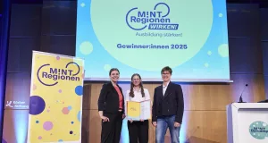 Ausgezeichnet: Jenny Meßinger-Koppelt (Körber-Stiftung, von links), Imke Bluschke (MINT-Region Landkreis Harburg), Prof. Dr. Claudia Nerdel (Technische Universität München). Foto: Claudia Höhne/Körber-Stiftung