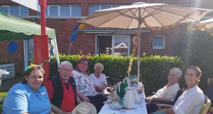 Bewohner und Betreuer feiern gemeinsam das Sommerfest. Foto: Grösch