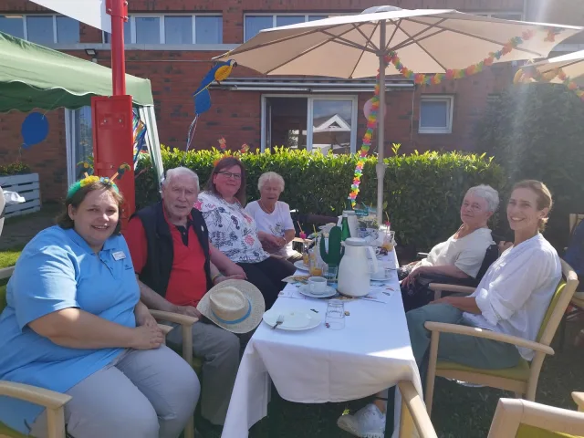 Bewohner und Betreuer feiern gemeinsam das Sommerfest. Foto: Grösch