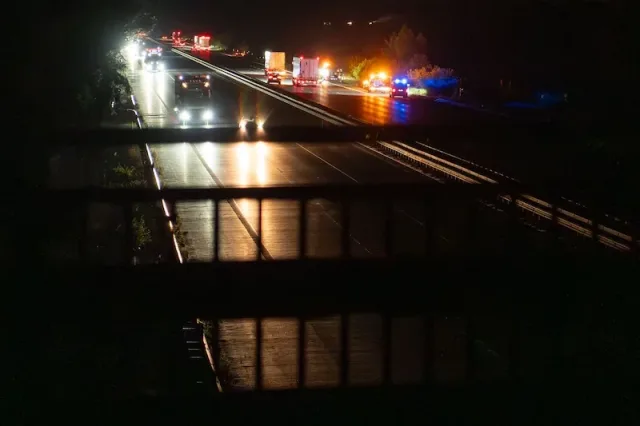 Autobahnbruekce2 Autobahn A1 Höhe Sottrum. Das Foto entstand von der Autobahnbrücke aus, von der die Täter im Juni Gegenstände warfen. Foto: JOTO
