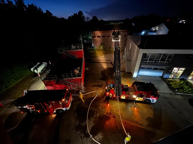 Die Feuerwehr Ashausen übt den Umgang mit der Drehleiter aus Meckelfeld. Foto: Feuerwehr Ashausen