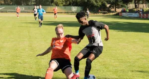 Ally Ndikumana (re.) hier im Zweikampf mit Levin Meyer, seine beiden Treffer reichten am Ende nicht für einen Punktgewinn. Foto: HOWE