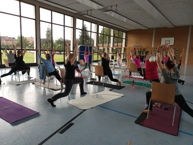 Stuhl-Yoga in Fliegenberg: Entspannung und Bewegung einmal anders – der MTV Germania lädt am 30. September zum Mitmachen ein. Foto: Maren Sievers