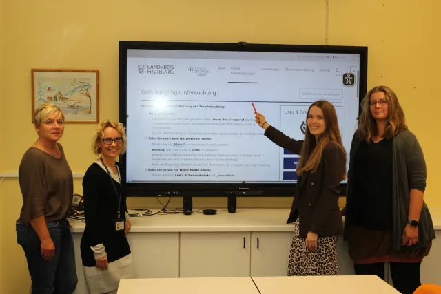 presse_250_Onlineservice Schuleingangsuntersuchung Damit jedes Kind gut startet: Über den neuen Online-Service zur Schuleingangsuntersuchung freuen sich (von links): Alexandra Hartmann, Dörthe Erdmann (beide Gesundheitsamt Landkreis Harburg) und Larissa Carlsen sowie Kirsten Frank (bei ITK Harburg). Foto: Landkreis Harburg
