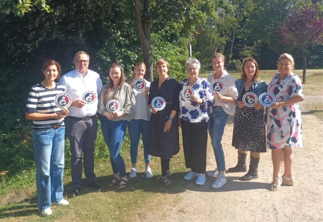 Die Vertreter von Landkreis und Kommunen haben das Logo entwickelt und geben den Startschuss für die stillfreundlichen Orte. Foto: Landkreis Harburg