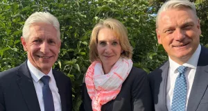 Landrat und Aufsichtsratsvorsitzender Rainer Rempe (li.) mit dem künftigen Geschäftsführungsteam Dr. Franziska von Breunig und Cord Meyer. Foto: Landkreis Harburg