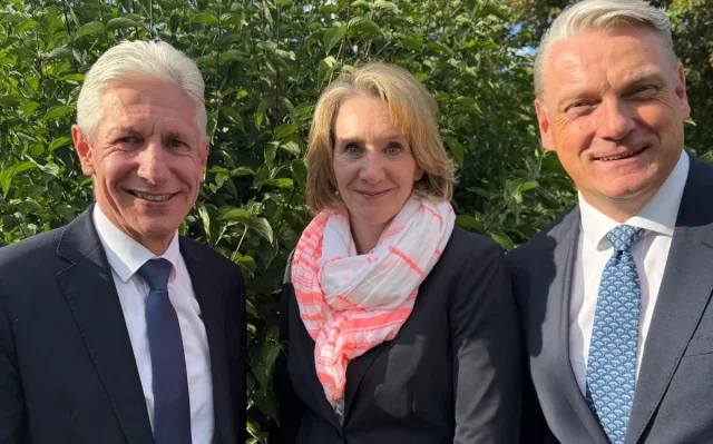 presse_291_Krankenhäuser Landrat und Aufsichtsratsvorsitzender Rainer Rempe (li.) mit dem künftigen Geschäftsführungsteam Dr. Franziska von Breunig und Cord Meyer. Foto: Landkreis Harburg