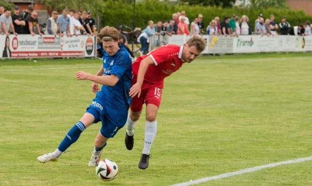 Viele Komponenten im Spiel stimmen, leider bisher nie das Ergebnis. SPA´s Joker Felix Peschke hier im Duell mit Celles Torschützen Michael Trautmann. Foto: Ingo Howe