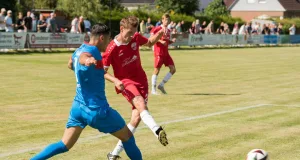Neuzugang Maxi Garbers (re.) erzielte beim Heimsieg seinen zweiten Saisontreffer. Foto: HOWE Archiv
