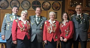 Der 1. Vorsitzender Marco Bürger (v.l.), Vizekönigin Sandra Bühring, Vizekönig Daniel Bühring, Anne Schüürmann Beste Preisschießen, Marie Bürger Volksbankorden und Matthias Deeth 2. Vorsitzender. Foto: Renate Buchholz