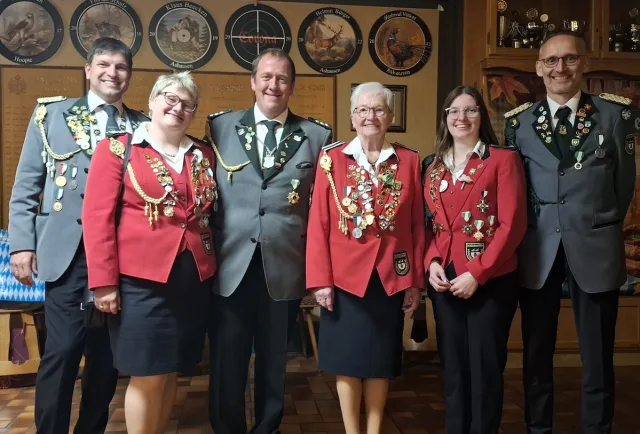 Ashausen Der 1. Vorsitzender Marco Bürger (v.l.), Vizekönigin Sandra Bühring, Vizekönig Daniel Bühring, Anne Schüürmann Beste Preisschießen, Marie Bürger Volksbankorden und Matthias Deeth 2. Vorsitzender. Foto: Renate Buchholz