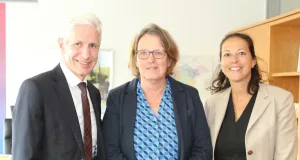 Landrat Rainer Rempe und Kreisrätin Ana Cristina Bröcking (rechts) verabschieden Katrin Richter-Fuss in den Ruhestand. Foto: Landkreis Harburg